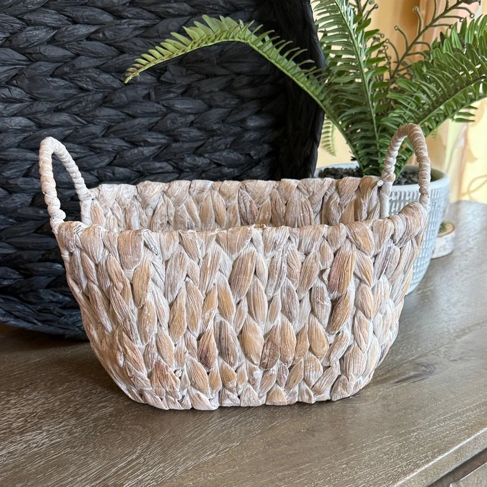 Handwoven Natural Seagrass Storage Basket - Whitewashed Tan🐚